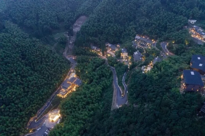裸心堡采用了輕質(zhì)結(jié)構(gòu)、符合山地的吊腳樓結(jié)構(gòu)