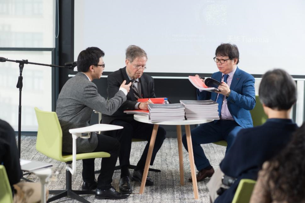 哈佛布斯克茨教授、楊丁亮老師與天華集團(tuán)總建筑師黃向明現(xiàn)場書籍簽發(fā)